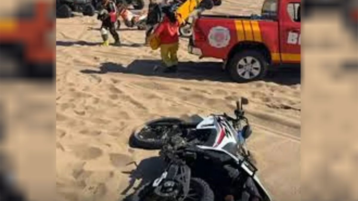 Luego de sufrir el accidente en su moto, el joven fue asistido por bomberos y médicos de una ambulancia. Luego de sufrir el accidente en su moto, el joven fue asistido por bomberos y médicos de una ambulancia.