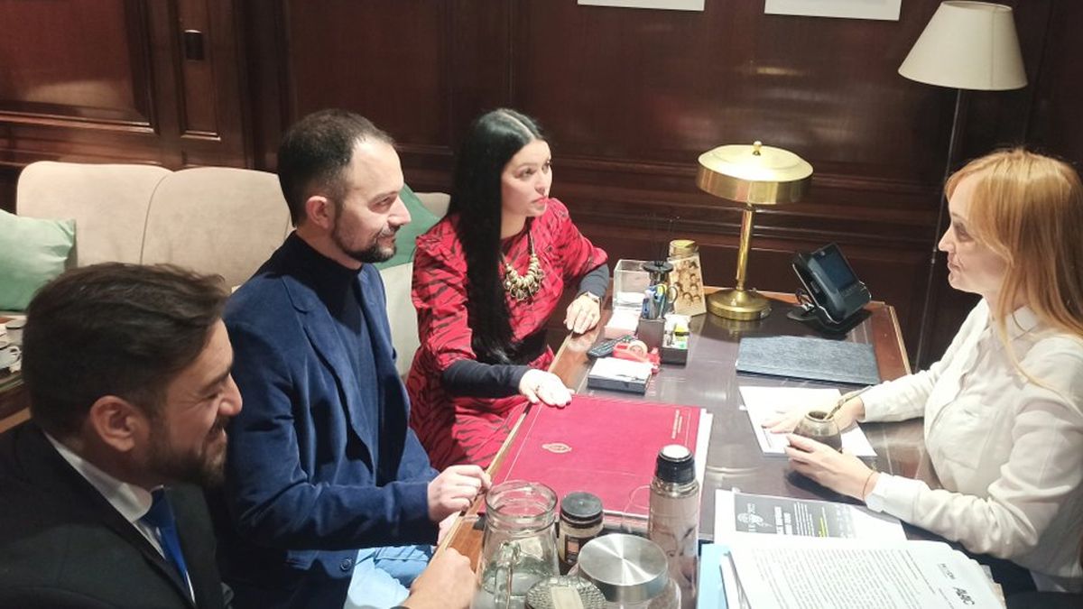 La candidata a la presidencia del PJ Flor Destéfanis y el intendente de La Paz Fernando Ubieta, los dos jefes comunales que respaldan a Anabel.