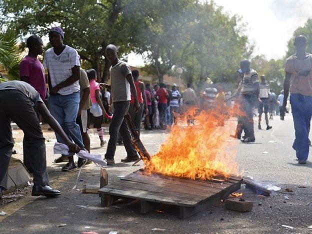Sudáfrica: Manifestantes prenden fuego los edificios