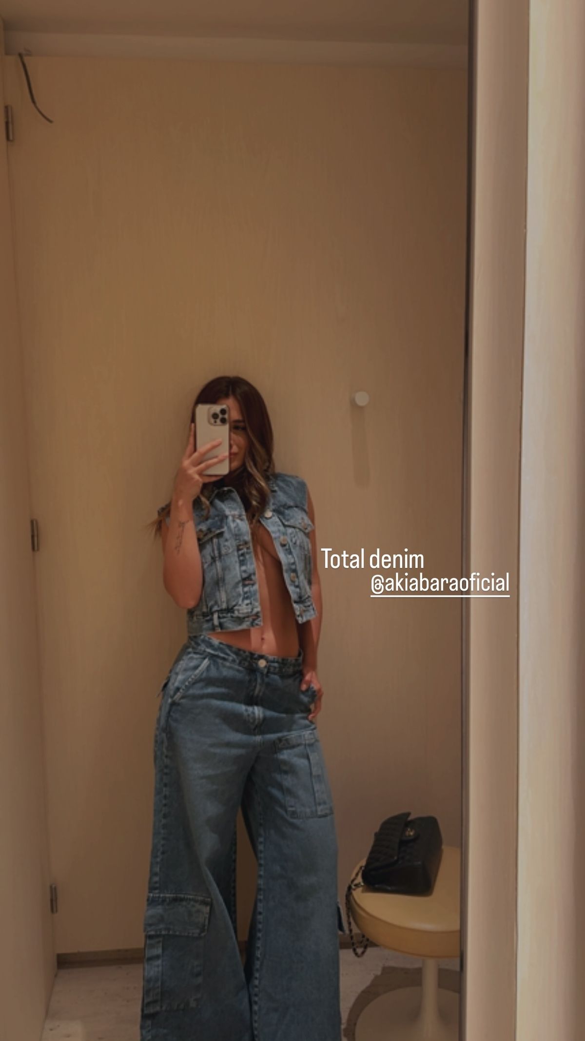 Camila Homs se suma al total denim en clave ceñido ultra XS y paraliza la primavera.