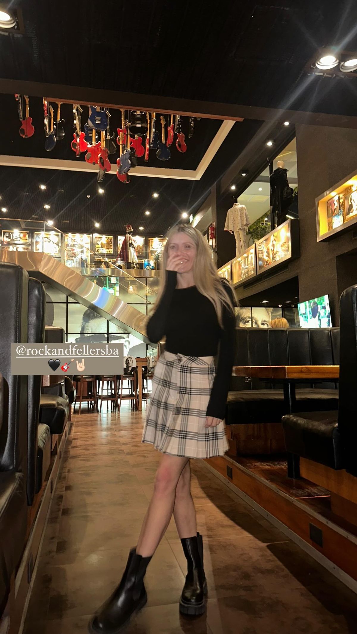 Laurita Fernández se suma al estilo Gossip Girl y paraliza el look preppy. Laurita Fernández se suma al estilo Gossip Girl y paraliza el look preppy.