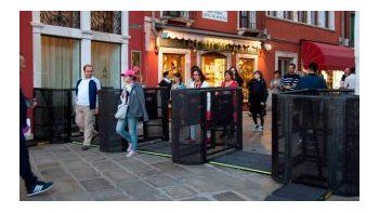Venecia coloca puertas para bloquear el paso de turistas