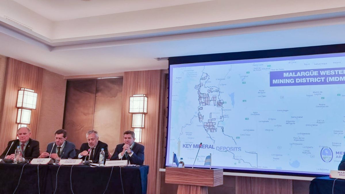 Alfredo Cornejo habló sobre todos los proyectos que existen en Mendoza en materia minera y del Distrito Minero Occidental en Malargüe. Alfredo Cornejo habló sobre todos los proyectos que existen en Mendoza en materia minera y del Distrito Minero Occidental en Malargüe.