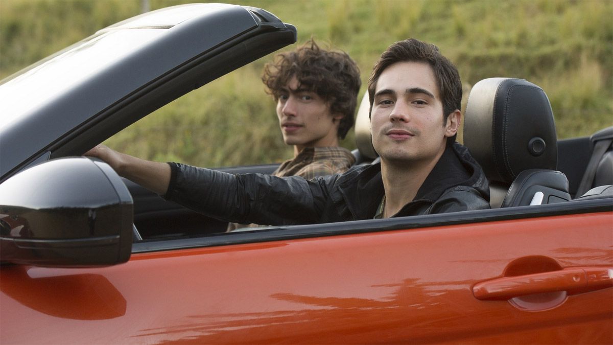Danilo Mesquita y Jaffar Bambirra son amigos inseparables, que se cubren las espaldas en Ricos de Amor, película de Netflix.