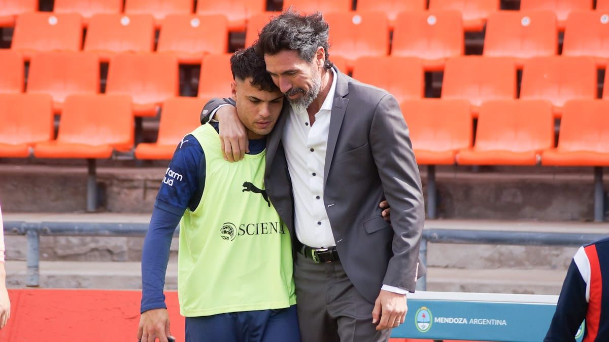 Eduardo Domínguez saludó a algunos de sus ex dirigidos de Independiente Eduardo Domínguez saludó a algunos de sus ex dirigidos de Independiente