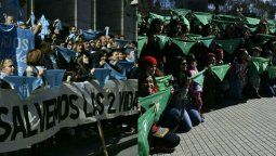 Grupos a favor y en contra del aborto defendieron sus posturas en dos pañuelazos