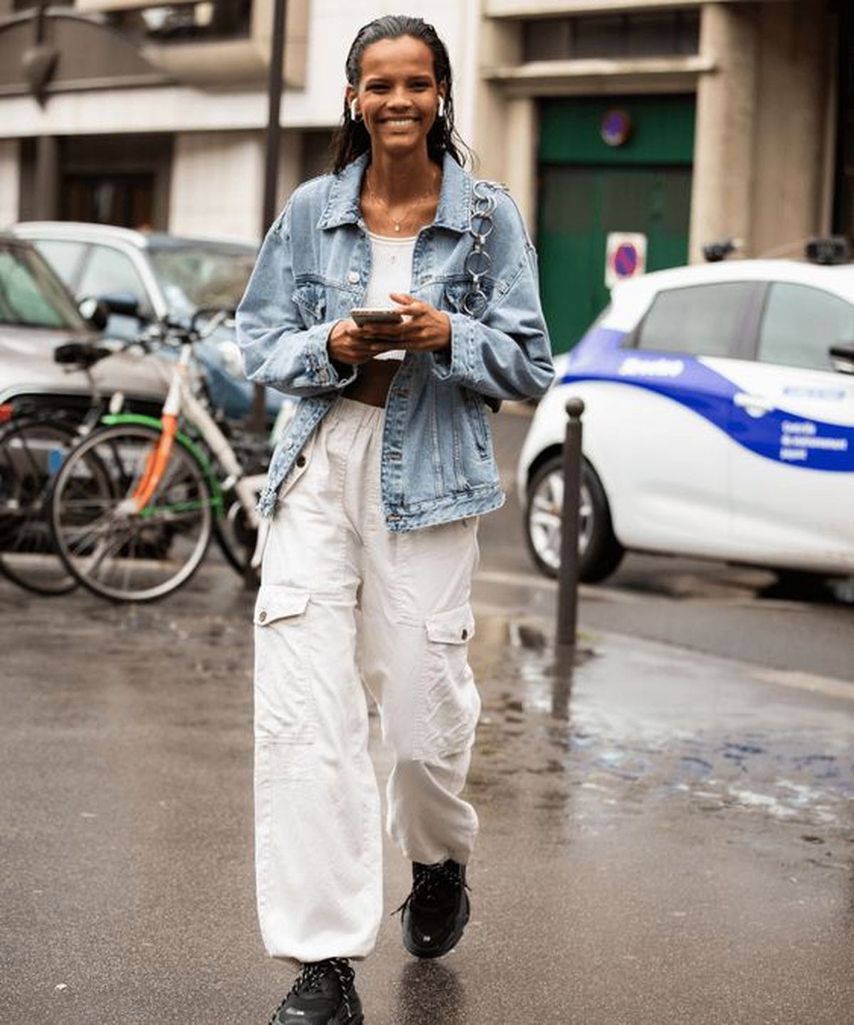 Pantalón blanco cargo. Foto: Pinterest. Pantalón blanco cargo. Foto: Pinterest.