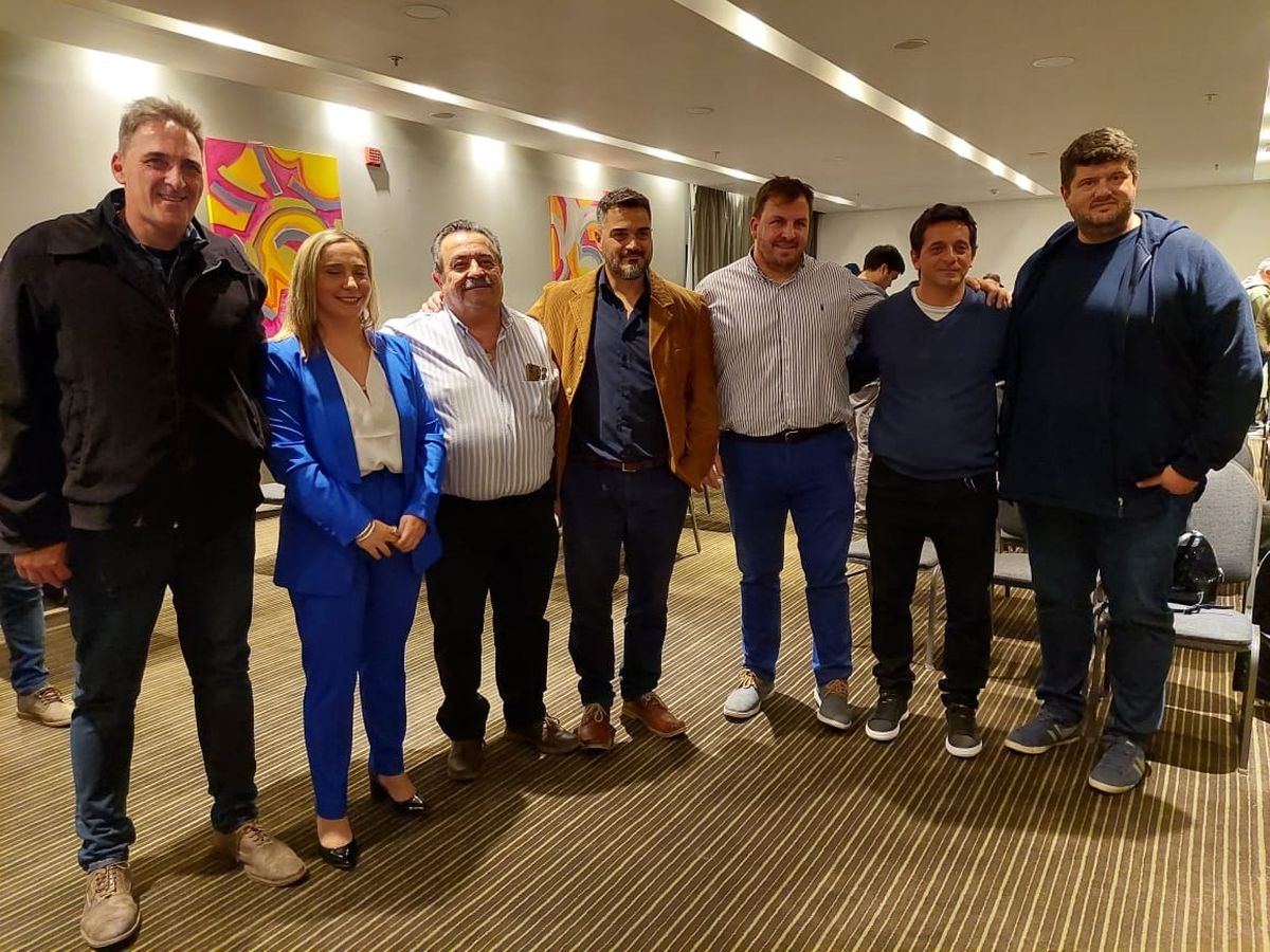 Mauricio Juan (dirigente), María Belén Fantelli (escribana), Carlos Quiroga (vocal), Ricardo Martín (Ingeniero), Carlos Delú (contador),Hugo Quiroga (presidente) y Matias Rodriguez (contador), los integrantes del Fideicomiso Mauricio Juan (dirigente), María Belén Fantelli (escribana), Carlos Quiroga (vocal), Ricardo Martín (Ingeniero), Carlos Delú (contador),Hugo Quiroga (presidente) y Matias Rodriguez (contador), los integrantes del Fideicomiso
