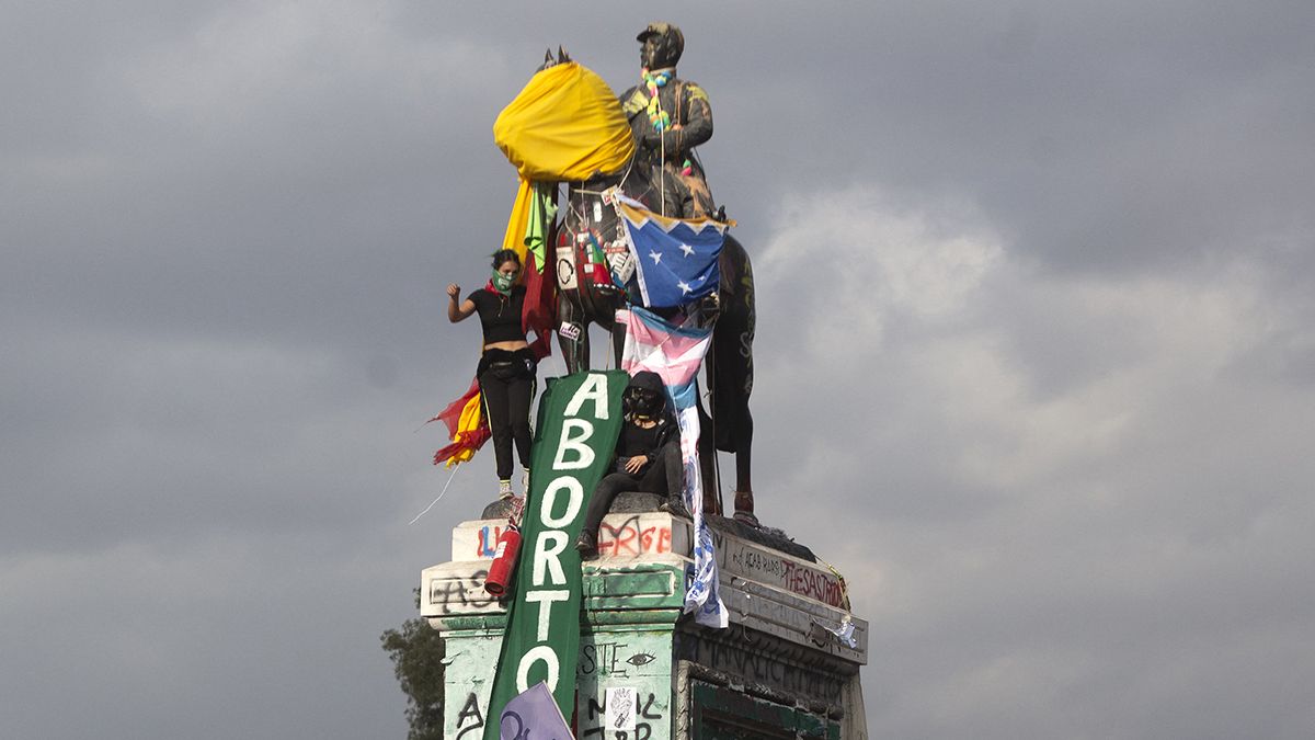 Un 56% de los chilenos está de acuerdo con el aborto legal, pero sólo en algunas circunstancias, mientras solo un 27% de los encuestados apoya la interrupción del embarazo “bajo cualquier motivo.