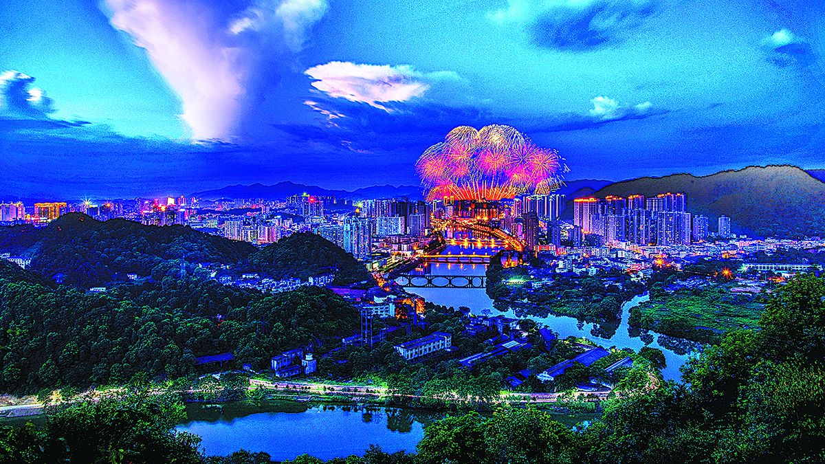 Presentación de un espectáculo de fuegos artificiales en la ciudad de Liuyang