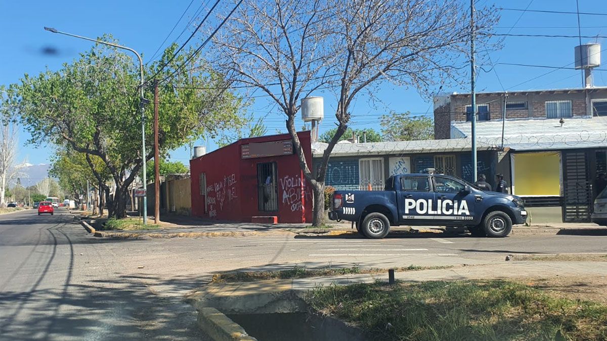 El dueño de un almacén de Godoy Cruz fue denunciado por el abuso sexual de una nena de 11 años cuando iba a comprar y los vecinos lo escracharon.