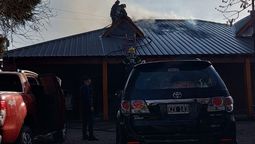 Así quedó el techo de la vivienda de la calle Paso de los Patos de Dorrego, luego del incendio declarado este miércoles.