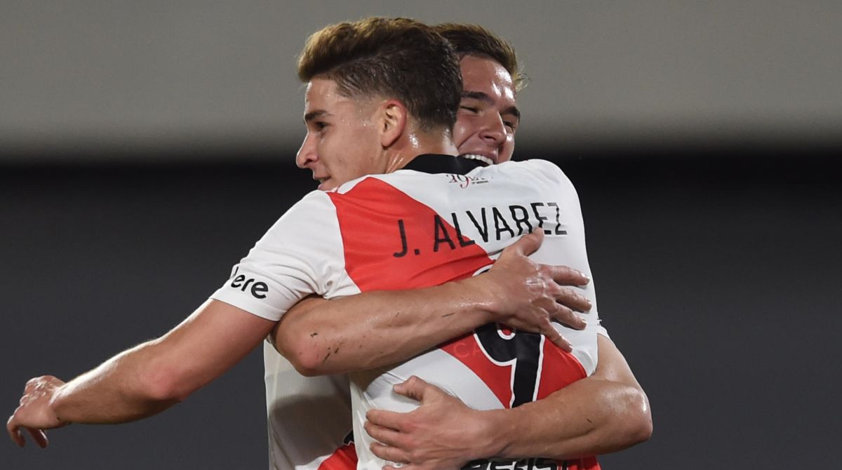 River, con triplete de Julián Álvarez, venció a San Lorenzo