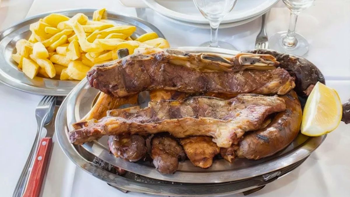 La parrillada es una de las opciones en este bodegón. La parrillada es una de las opciones en este bodegón.
