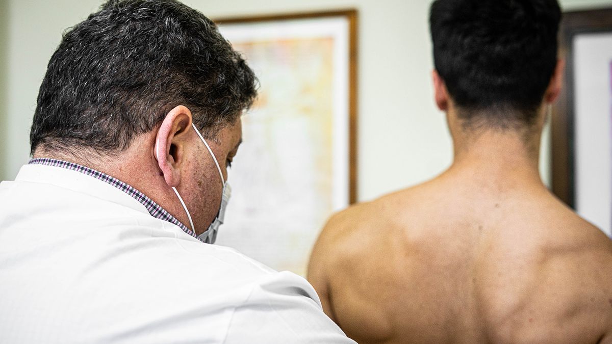 Especialistas en el abordaje de columna vertebral evalúan y controlan en todos los casos de escoliosis. 