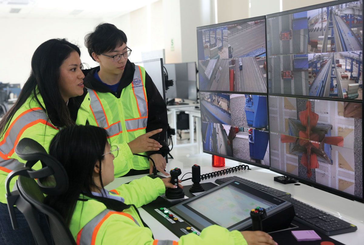 Empleados de la empresa china COSCO Shipping Ports supervisan las operaciones en el puerto de Chancay, en Perú, el 7 de octubre. XINHUA