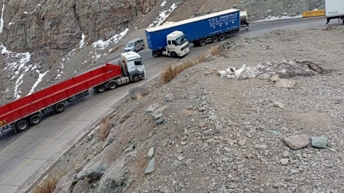 Un camión complicó el tránsito en Los Caracoles