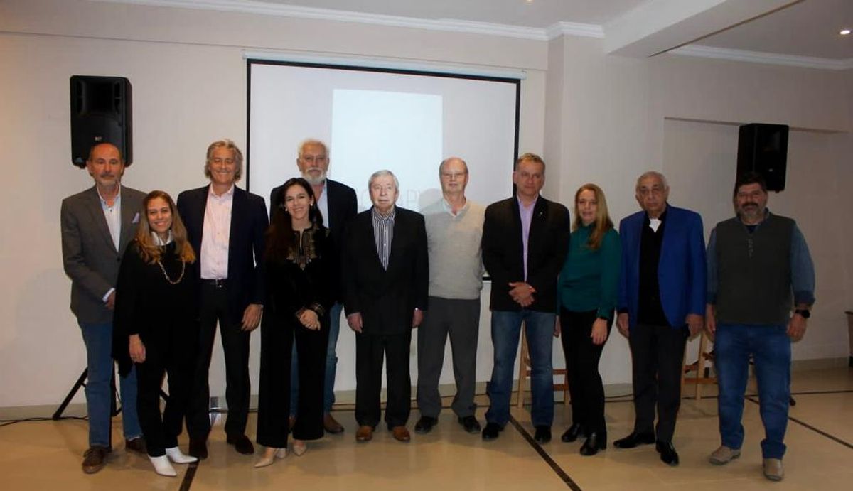Representantes de 11 cámaras empresariales de distintos rubros presentaron el proyecto por el cual pretende bajar la carga impositiva que hoy padecen.