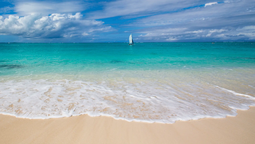 Esta playa tiene aguas cristalinas y tranquilas.