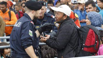 La policía húngara cerró el principal paso fronterizo con Serbia