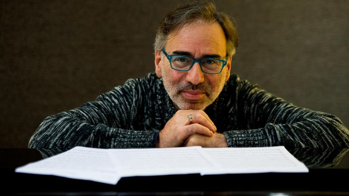 Leo Sujatovich estará este sábado en el Teatro Independencia junto a Ella También para celebrar la música de Luis Alberto Spinetta. Leo Sujatovich estará este sábado en el Teatro Independencia junto a Ella También para celebrar la música de Luis Alberto Spinetta.