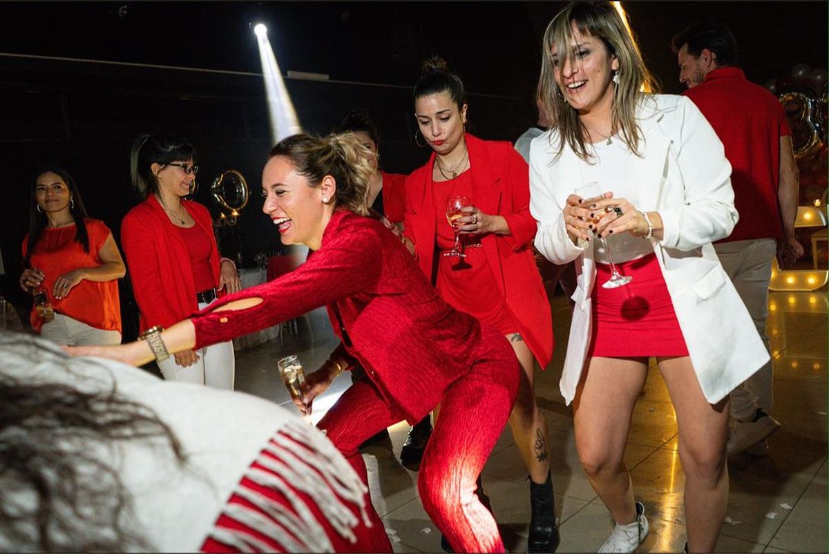 En pantaloncitos colorados fajados, Rocío Oliva perreó sin límites y las fotos son demenciales.