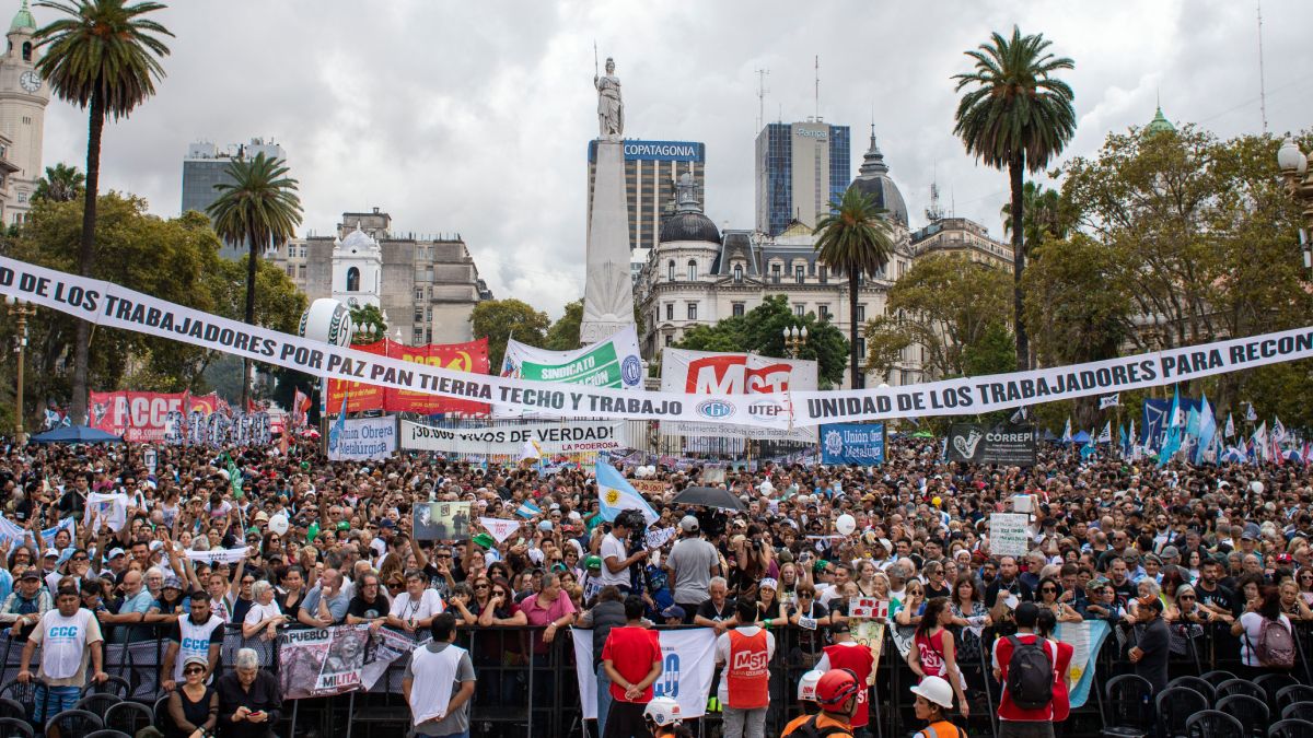 La convocatoria por el Día de la Memoria fue multitudinaria y pacífica en Plaza de Mayo.