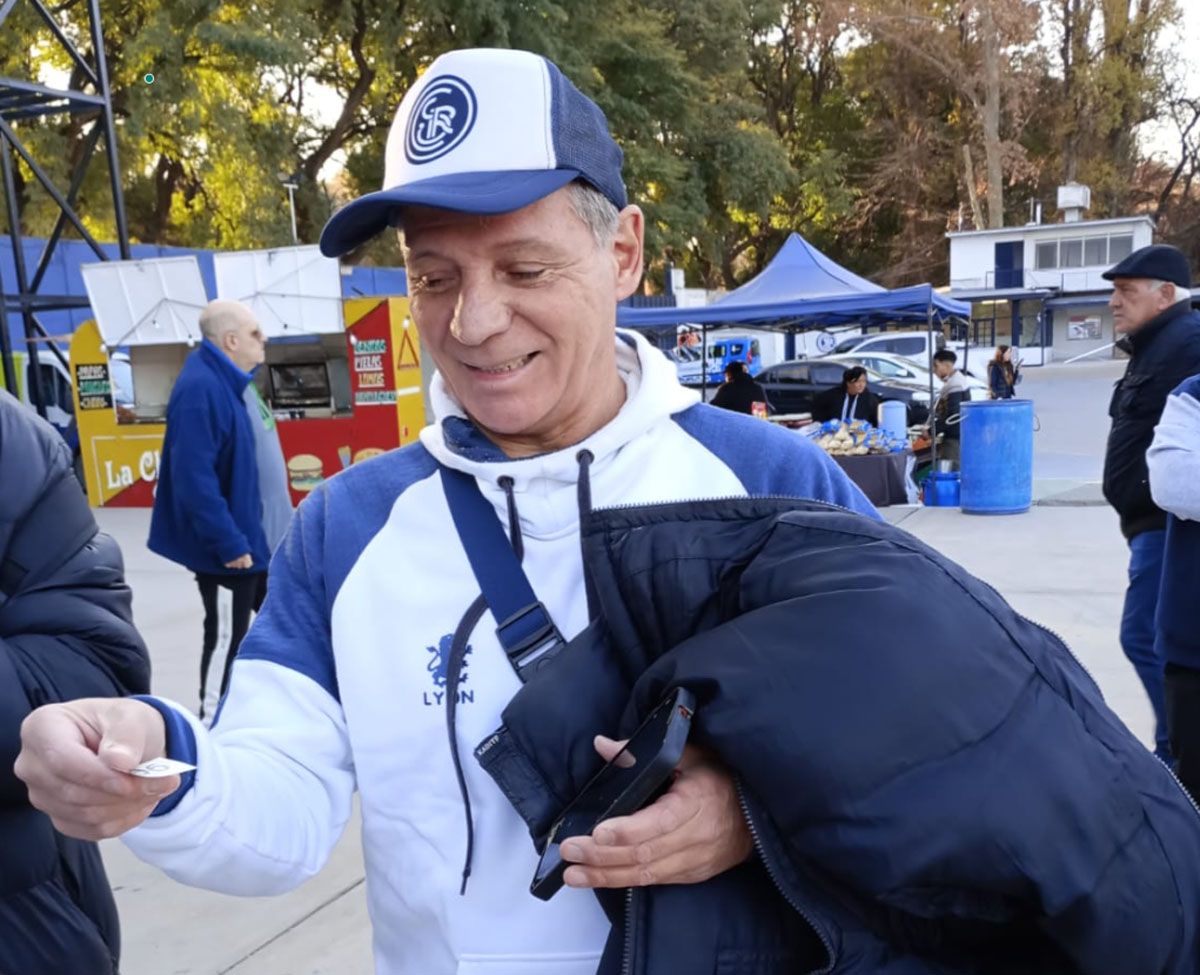 Los socios de Independiente Rivadavia se sumaron a la colecta de la Fundación Grupo América. Los socios de Independiente Rivadavia se sumaron a la colecta de la Fundación Grupo América.