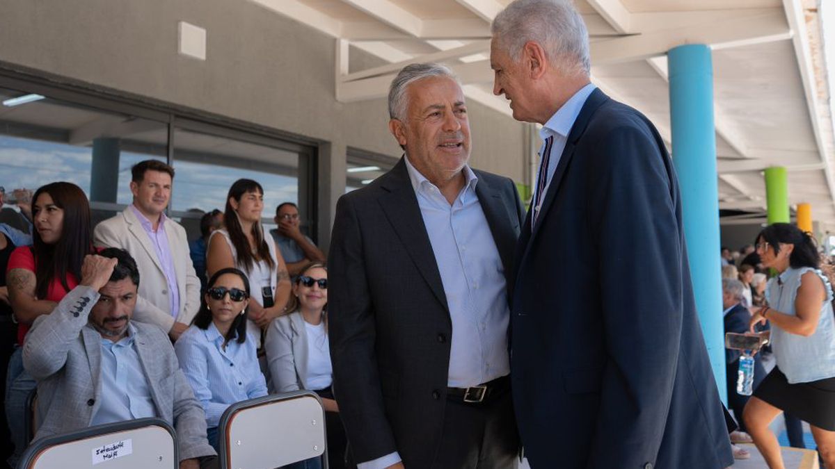 Alfredo Cornejo se saluda con un histórico del peronismo, Francisco Chiqui García, también ex intendente de Maipú. Alfredo Cornejo se saluda con un histórico del peronismo, Francisco Chiqui García, también ex intendente de Maipú.
