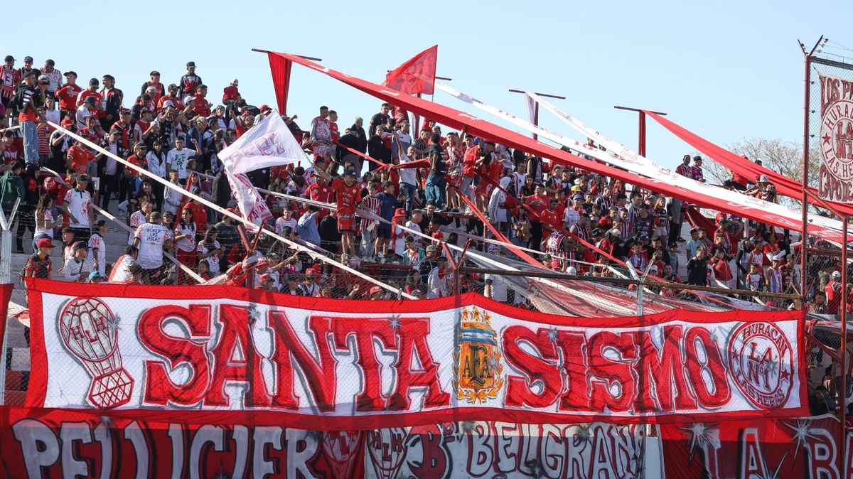 Los hinchas del Globo acompañaron una tarde de fútbol en el estadio General San Martín. Los hinchas del Globo acompañaron una tarde de fútbol en el estadio General San Martín.