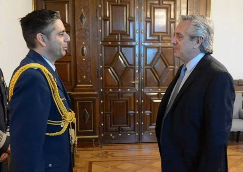 El edecán presidencial, vicecomodoro Diego Bravo Reta, fue detenido en el aeropuerto de Ezeiza al intentar abordar un vuelo a México con un arma oculta.