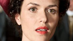 Melika Foroutan, actriz de La emperatriz, la miniserie alemana de Netflix.