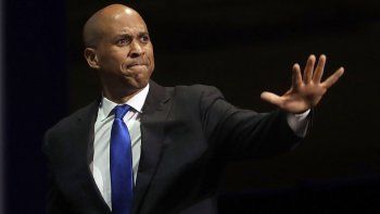 El precandidato presidencial demócrata Cory Booker se retiró de la campaña