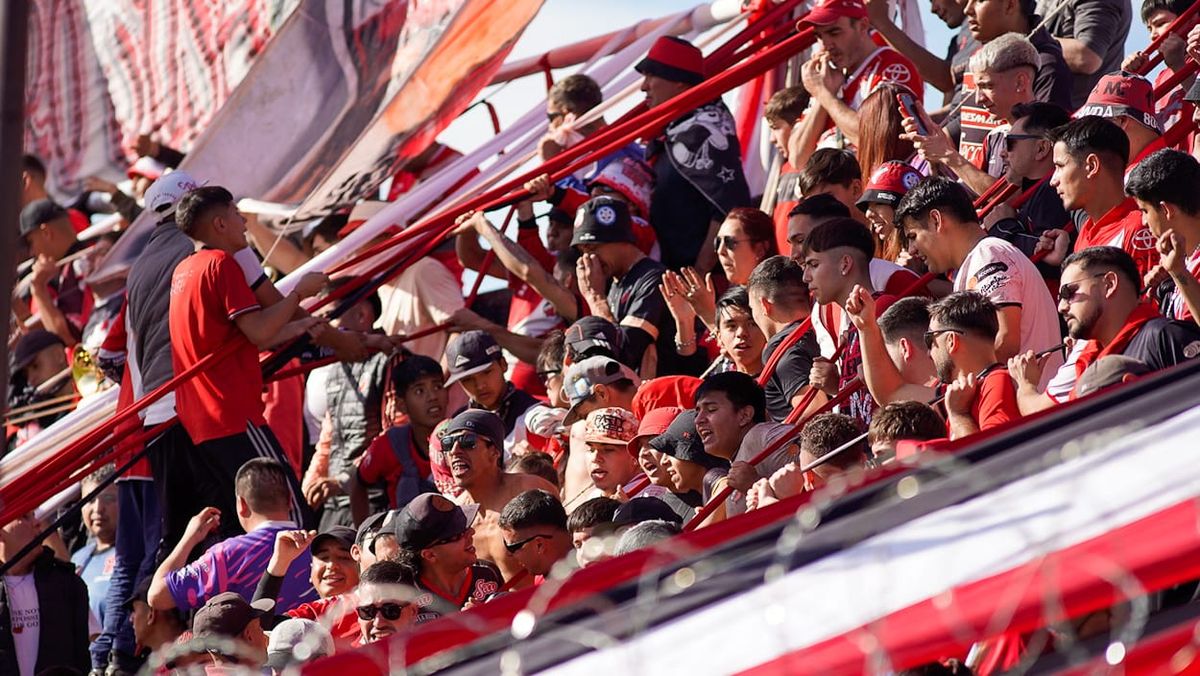 La hinchada del Deportivo Maipú presente en el partido frente a All Boys. La hinchada del Deportivo Maipú presente en el partido frente a All Boys.