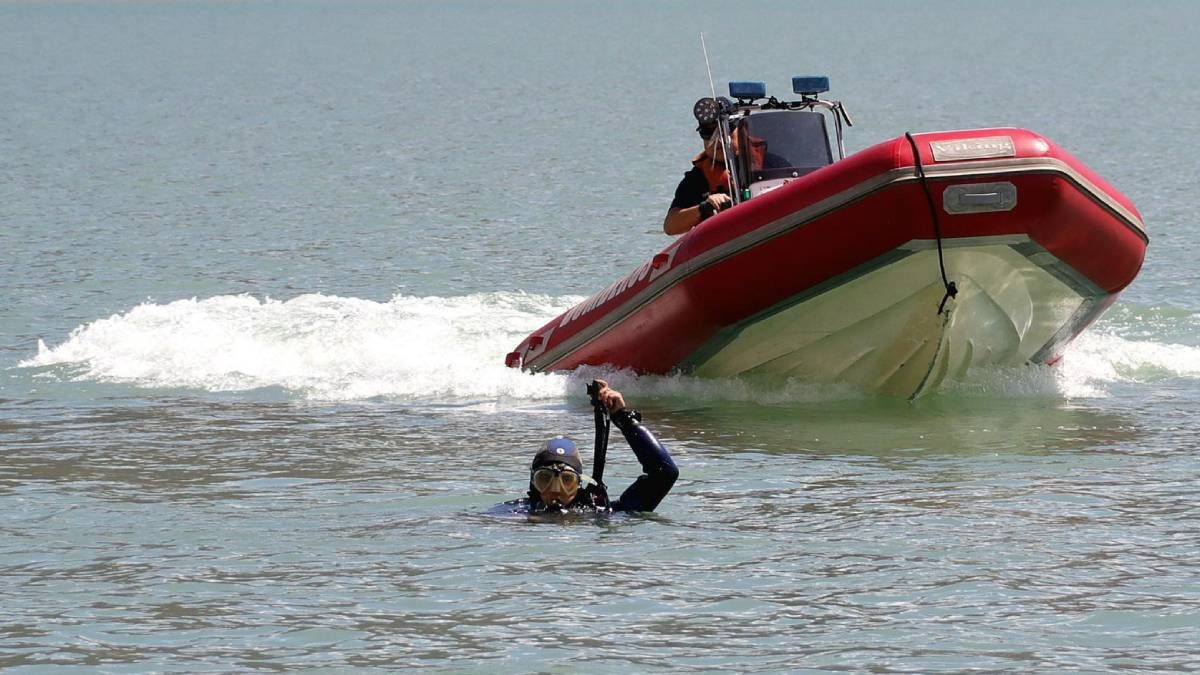 Buscan en las aguas del Dique Potrerillos a un joven que desapareció mientras se bañaba este domingo.