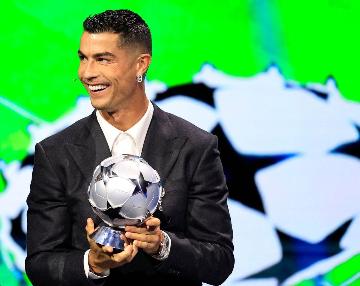 Cristiano Ronaldo fue premiado por ser el máximo anotador de la Champions League. Cristiano Ronaldo fue premiado por ser el máximo anotador de la Champions League. 