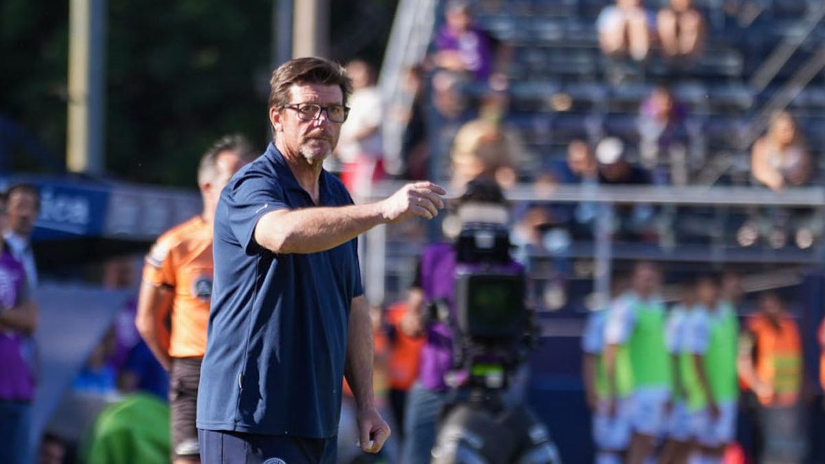 Ekl entrenador de Independiente Rivadavia, Alfredo Berti, hará dos modificaciones obligadas por las expulsiones de Bottari y Villa.