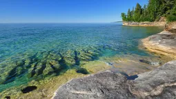 Este lago transparente es una maravilla natural en Estados Unidos.
