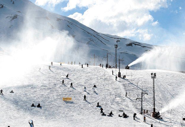 En Las leñas la nieve está garantizada gracias a los cañones que la fabrican artificialmente.