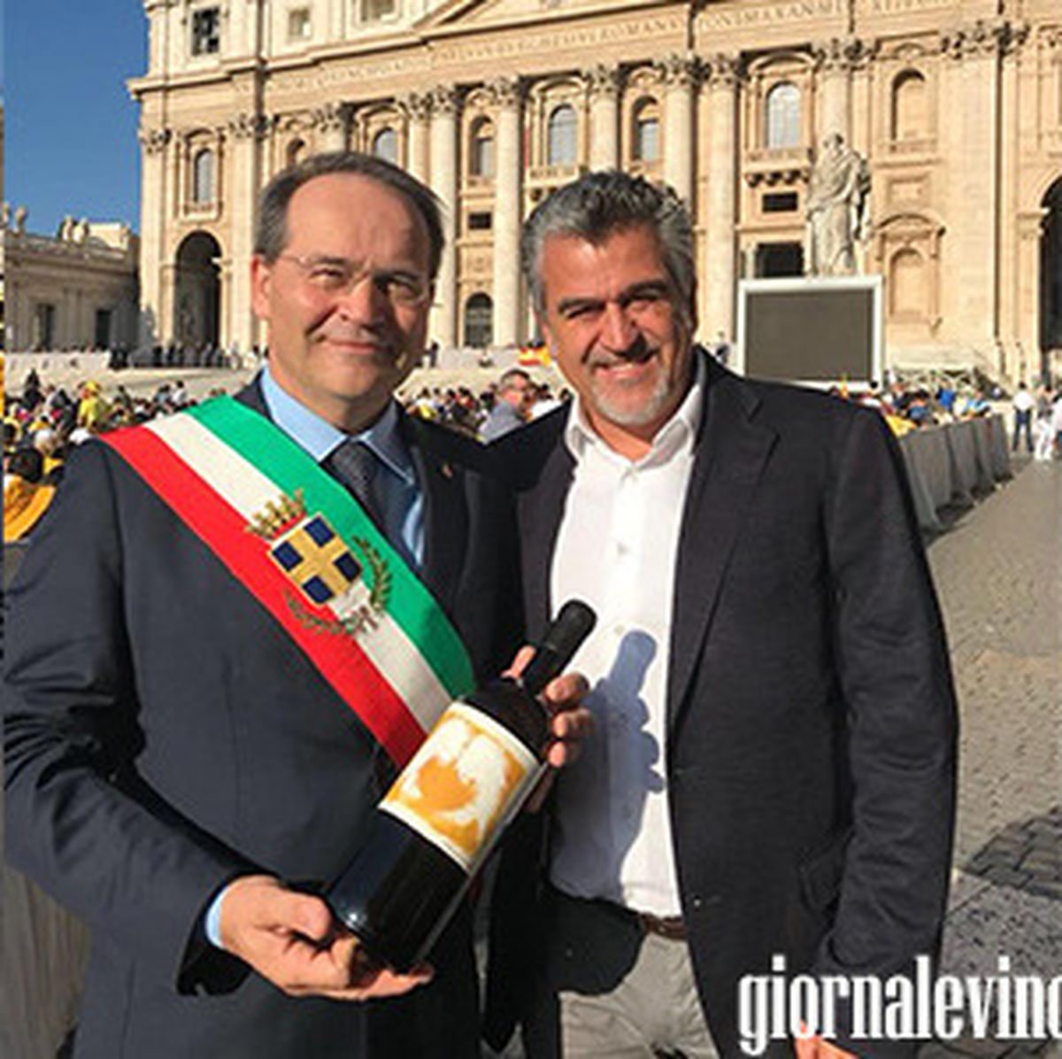 Roma, 2018. El presidente italiano Floriano Zambon y Roberto Cipresso posan con la botella de Abraccio que luego fue entregada al Papa Francisco. Gentileza giornalevinocibo.com Roma, 2018. El presidente italiano Floriano Zambon y Roberto Cipresso posan con la botella de Abraccio que luego fue entregada al Papa Francisco. Gentileza giornalevinocibo.com