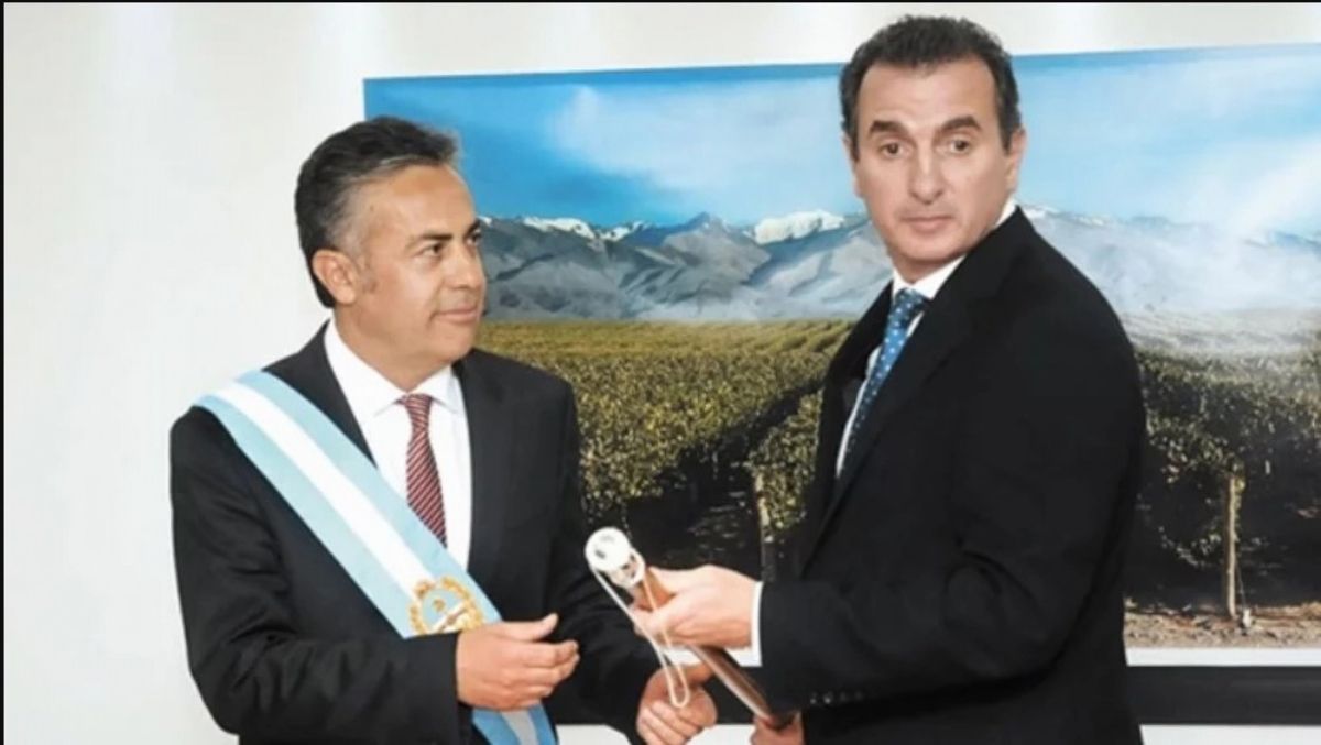 Cornejo y Pérez, en el traspaso de mando a finales de 2015. Cornejo y Pérez, en el traspaso de mando a finales de 2015.