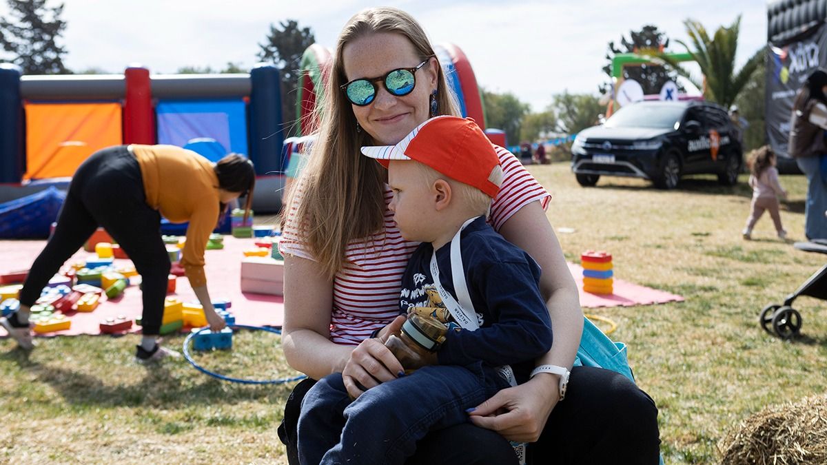 Catalina Sosnowska y su pequeño Radek hace cinco meses vinieron de Polonia para instalarse en Dalvian. Catalina Sosnowska y su pequeño Radek hace cinco meses vinieron de Polonia para instalarse en Dalvian.