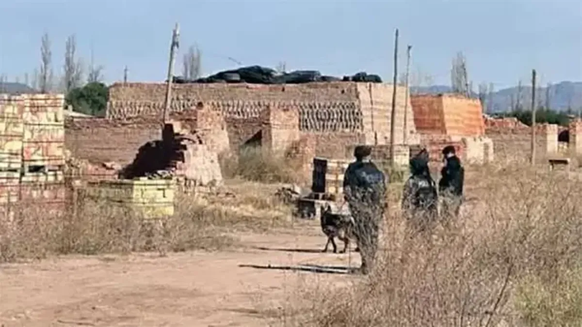 El hallazgo se produjo en las inmediaciones del callejón Uga, a pocos metros de la Ruta Nacional 143 en Salto de las Rosas. El hallazgo se produjo en las inmediaciones del callejón Uga, a pocos metros de la Ruta Nacional 143 en Salto de las Rosas.