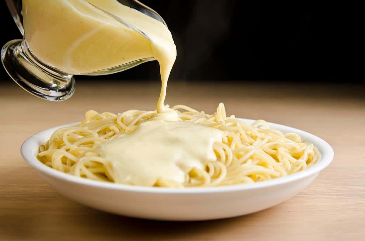 La bechamel es la guarnición ideal para acompañar pastas, carnes y vegetales. La bechamel es la guarnición ideal para acompañar pastas, carnes y vegetales.