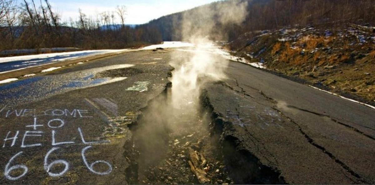 La mayoría de las edificaciones han sucumbido al paso del tiempo y la fuerza destructiva del fuego subterráneo. La mayoría de las edificaciones han sucumbido al paso del tiempo y la fuerza destructiva del fuego subterráneo. 
