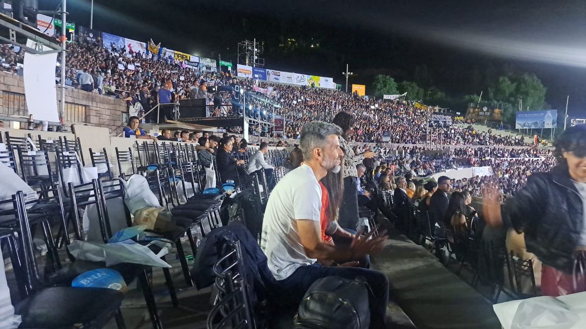 El intendente Ulpiano Suarez se quedó en el teatro griego hasta el final, apoyando a su representante departamental. El intendente Ulpiano Suarez se quedó en el teatro griego hasta el final, apoyando a su representante departamental.