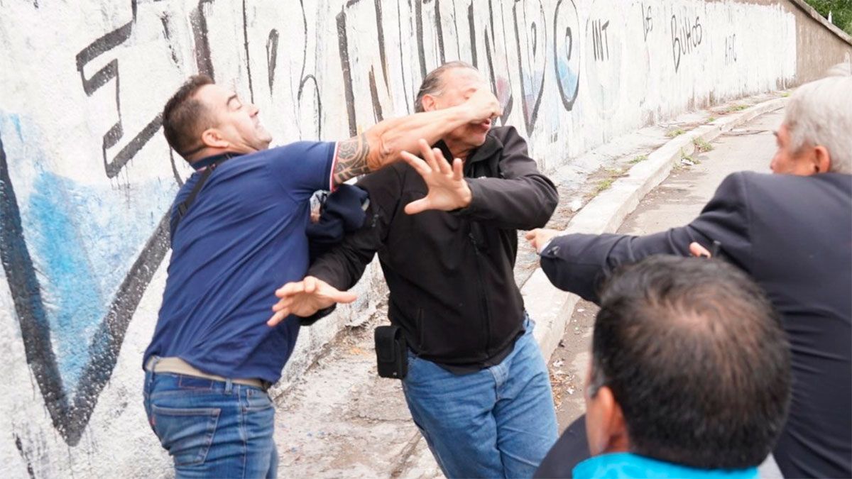Sergio Berni fue agredido durante una protesta. (Foto: Maximiliano Failla/Clarín)
