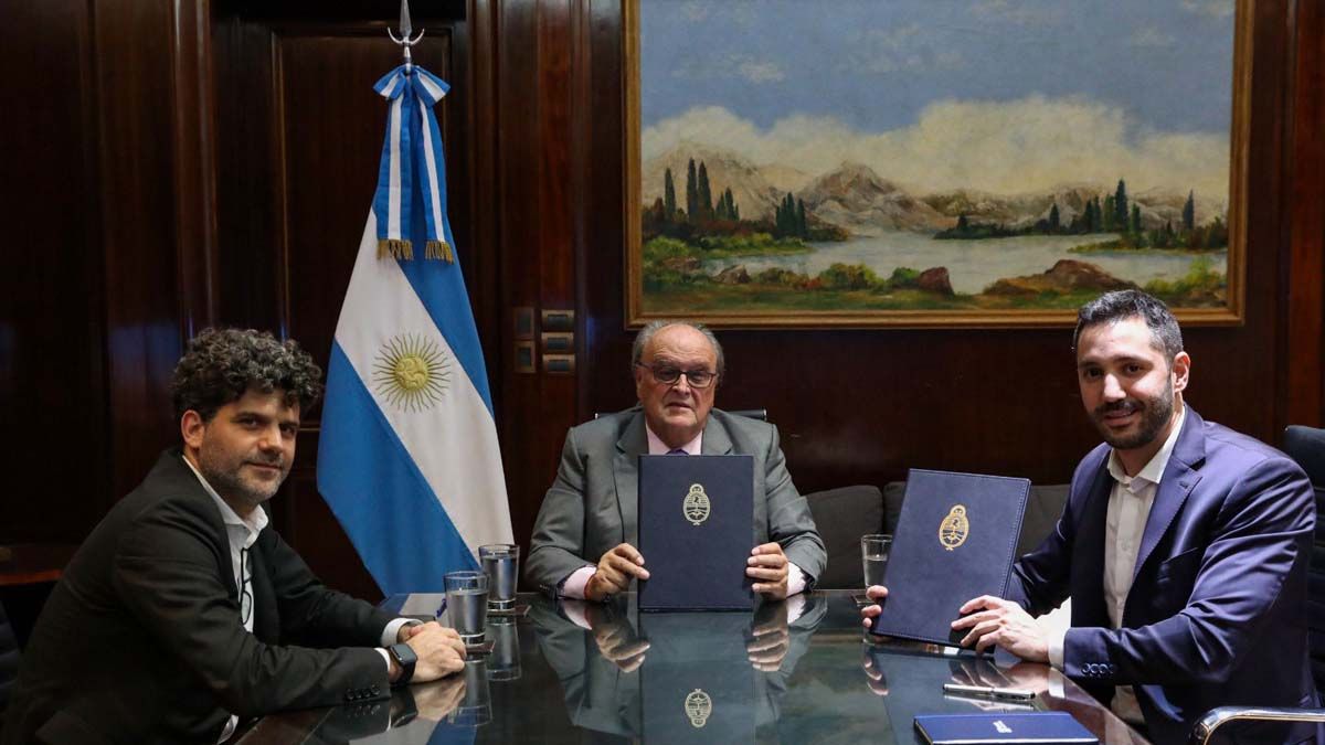 En el despacho del secretario de Industria, José de Mendiguren, se hizo la firma del convenio con IMPSA y Enarsa.
