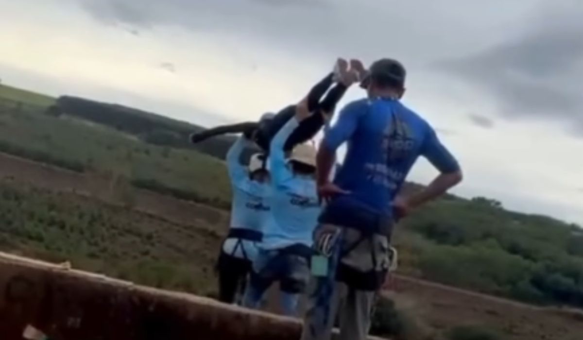 El momento en el que cayó la joven quedó filmado. El momento en el que cayó la joven quedó filmado.