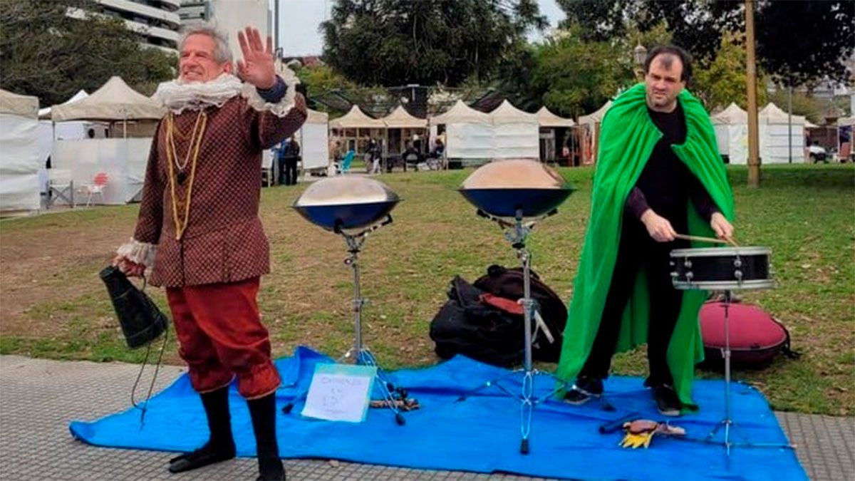 Pablo Alarcón se gana la vida actuando a la gorra en una plaza porteña. Pablo Alarcón se gana la vida actuando a la gorra en una plaza porteña.
